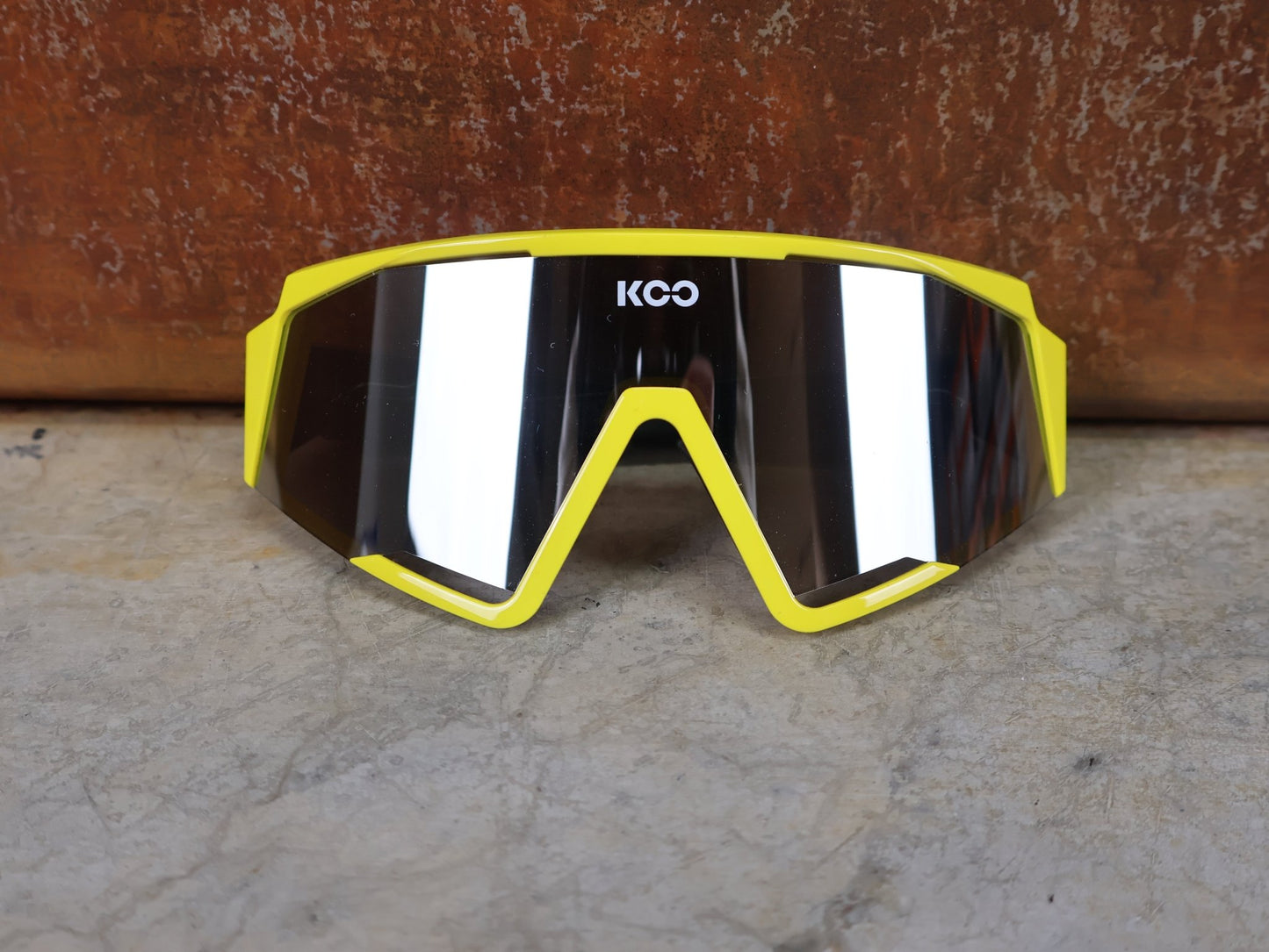 Brillen von Koo, KOO RED BULL - BORA HANSGROHE SPECTRO SONNENBRILLE / LEADER EDITION GELB vor USEDBIKES - OB.DE Hintergrund