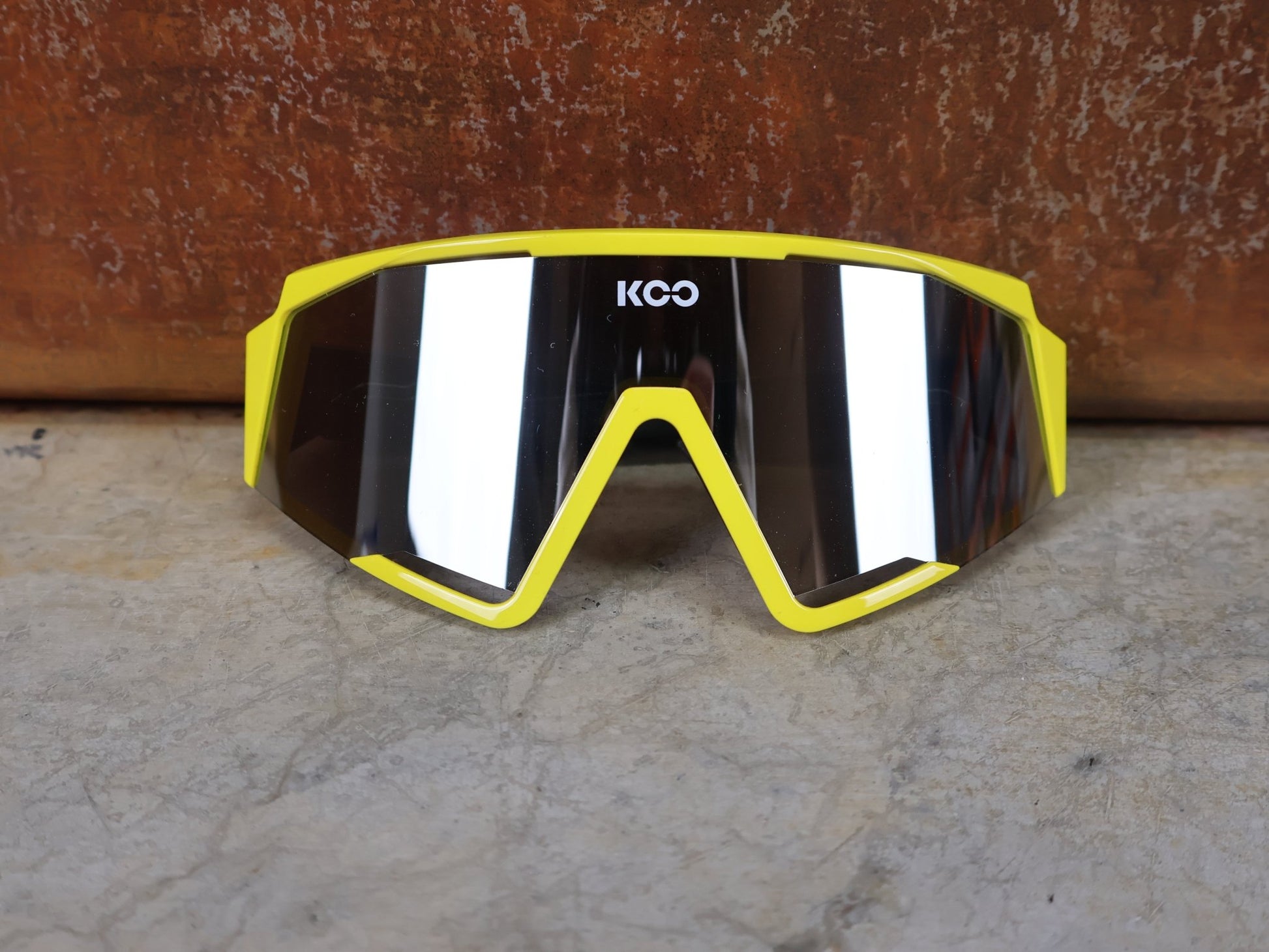 Brillen von Koo, KOO RED BULL - BORA HANSGROHE SPECTRO SONNENBRILLE / LEADER EDITION GELB vor USEDBIKES - OB.DE Hintergrund