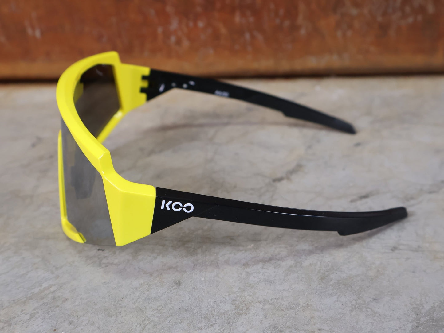 Brillen von Koo, KOO RED BULL - BORA HANSGROHE SPECTRO SONNENBRILLE / LEADER EDITION GELB vor USEDBIKES - OB.DE Hintergrund