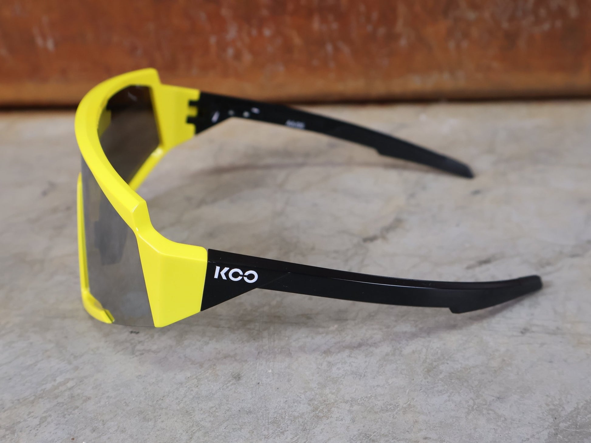 Brillen von Koo, KOO RED BULL - BORA HANSGROHE SPECTRO SONNENBRILLE / LEADER EDITION GELB vor USEDBIKES - OB.DE Hintergrund