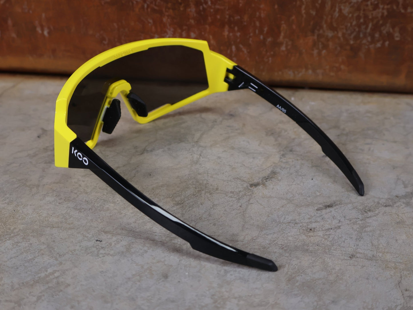 Brillen von Koo, KOO RED BULL - BORA HANSGROHE SPECTRO SONNENBRILLE / LEADER EDITION GELB vor USEDBIKES - OB.DE Hintergrund