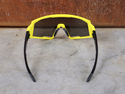 Brillen von Koo, KOO RED BULL - BORA HANSGROHE SPECTRO SONNENBRILLE / LEADER EDITION GELB vor USEDBIKES - OB.DE Hintergrund