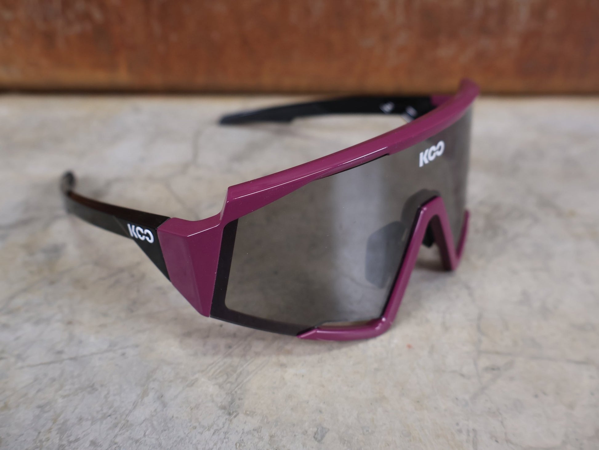 Brillen von Koo, KOO RED BULL - BORA HANSGROHE SPECTRO SONNENBRILLE / LEADER EDITION MAGLIA CICLAMINO vor USEDBIKES - OB.DE Hintergrund