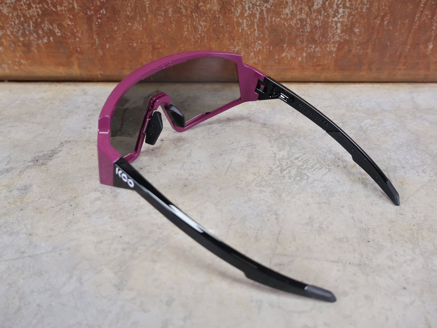 Brillen von Koo, KOO RED BULL - BORA HANSGROHE SPECTRO SONNENBRILLE / LEADER EDITION MAGLIA CICLAMINO vor USEDBIKES - OB.DE Hintergrund