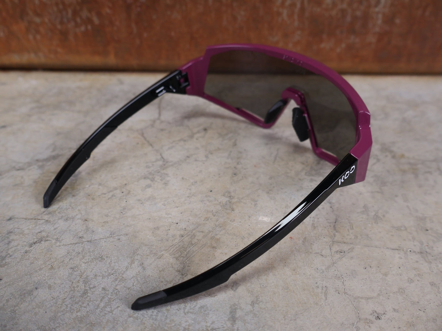 Brillen von Koo, KOO RED BULL - BORA HANSGROHE SPECTRO SONNENBRILLE / LEADER EDITION MAGLIA CICLAMINO vor USEDBIKES - OB.DE Hintergrund