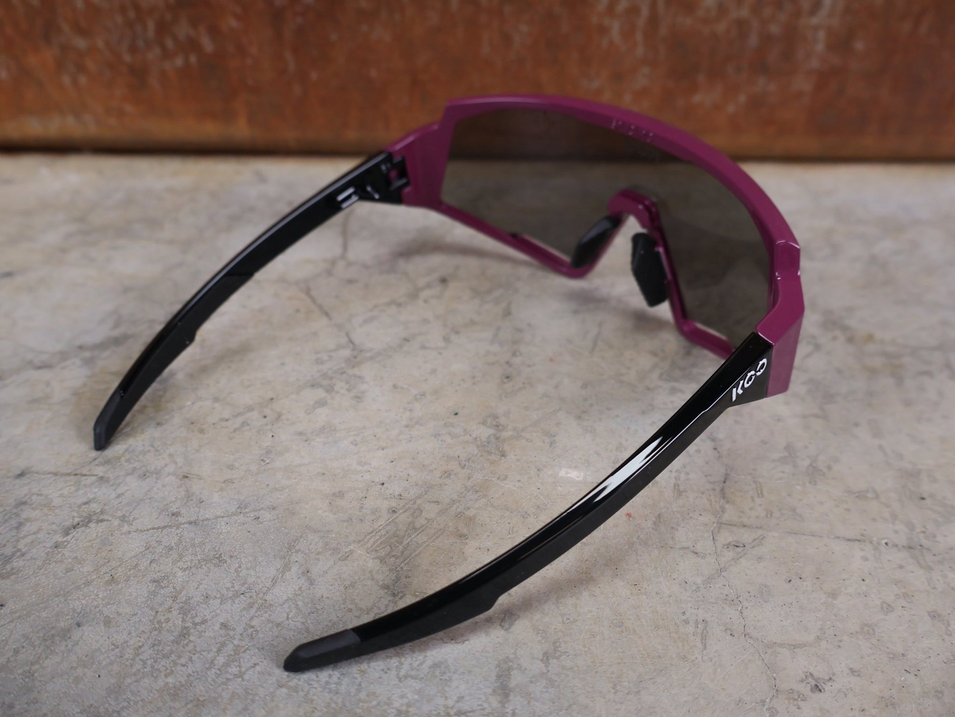 Brillen von Koo, KOO RED BULL - BORA HANSGROHE SPECTRO SONNENBRILLE / LEADER EDITION MAGLIA CICLAMINO vor USEDBIKES - OB.DE Hintergrund