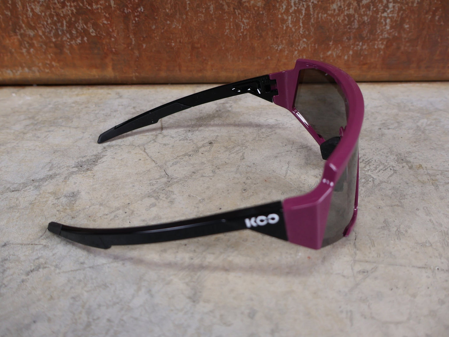 Brillen von Koo, KOO RED BULL - BORA HANSGROHE SPECTRO SONNENBRILLE / LEADER EDITION MAGLIA CICLAMINO vor USEDBIKES - OB.DE Hintergrund