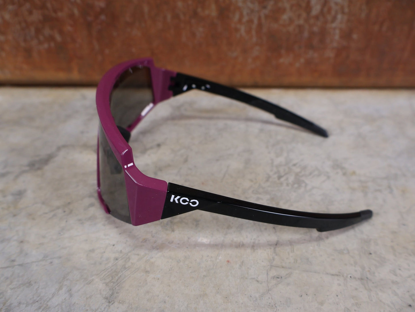 Brillen von Koo, KOO RED BULL - BORA HANSGROHE SPECTRO SONNENBRILLE / LEADER EDITION MAGLIA CICLAMINO vor USEDBIKES - OB.DE Hintergrund