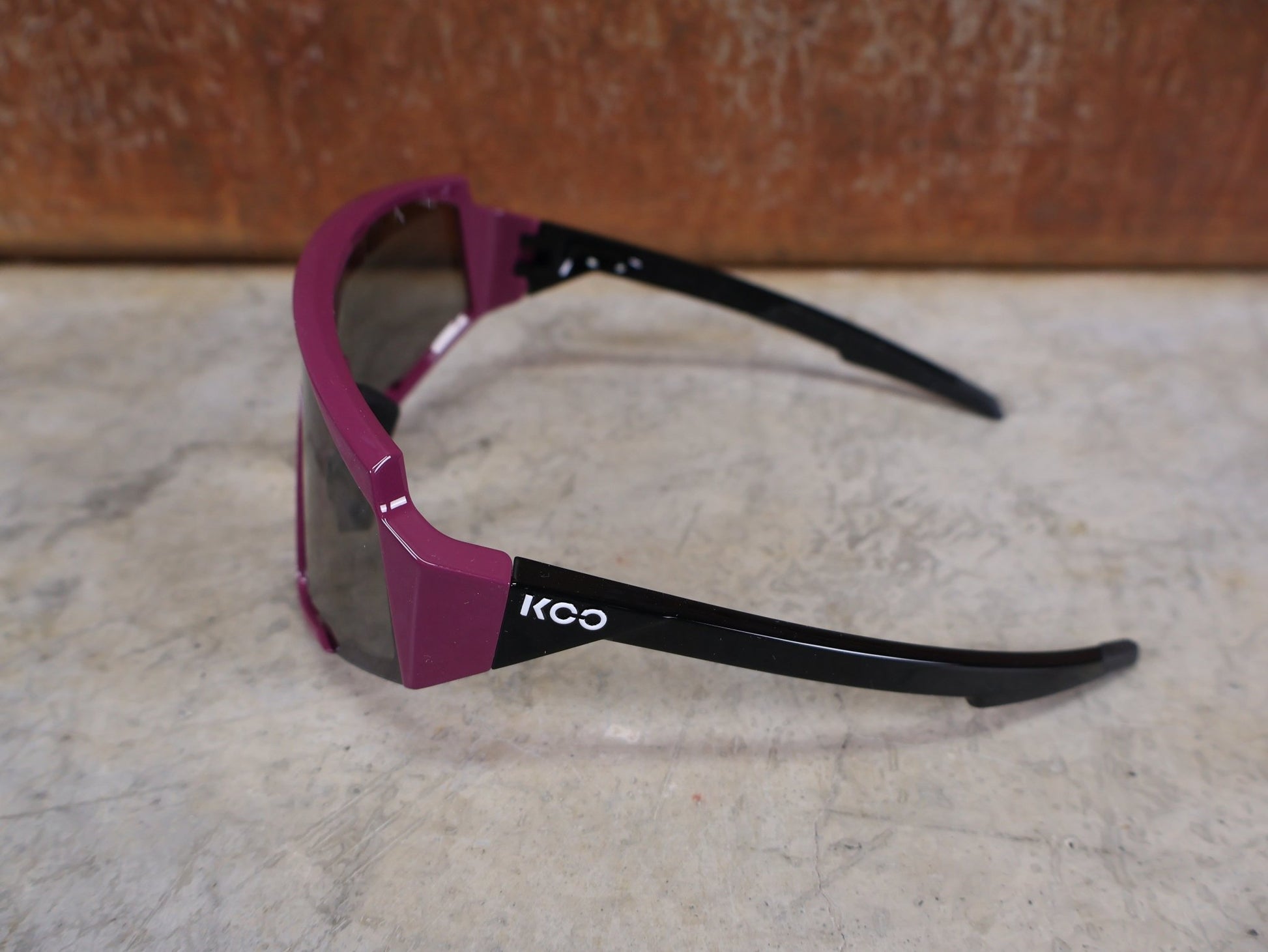 Brillen von Koo, KOO RED BULL - BORA HANSGROHE SPECTRO SONNENBRILLE / LEADER EDITION MAGLIA CICLAMINO vor USEDBIKES - OB.DE Hintergrund