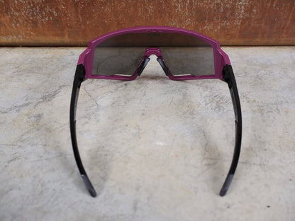 Brillen von Koo, KOO RED BULL - BORA HANSGROHE SPECTRO SONNENBRILLE / LEADER EDITION MAGLIA CICLAMINO vor USEDBIKES - OB.DE Hintergrund