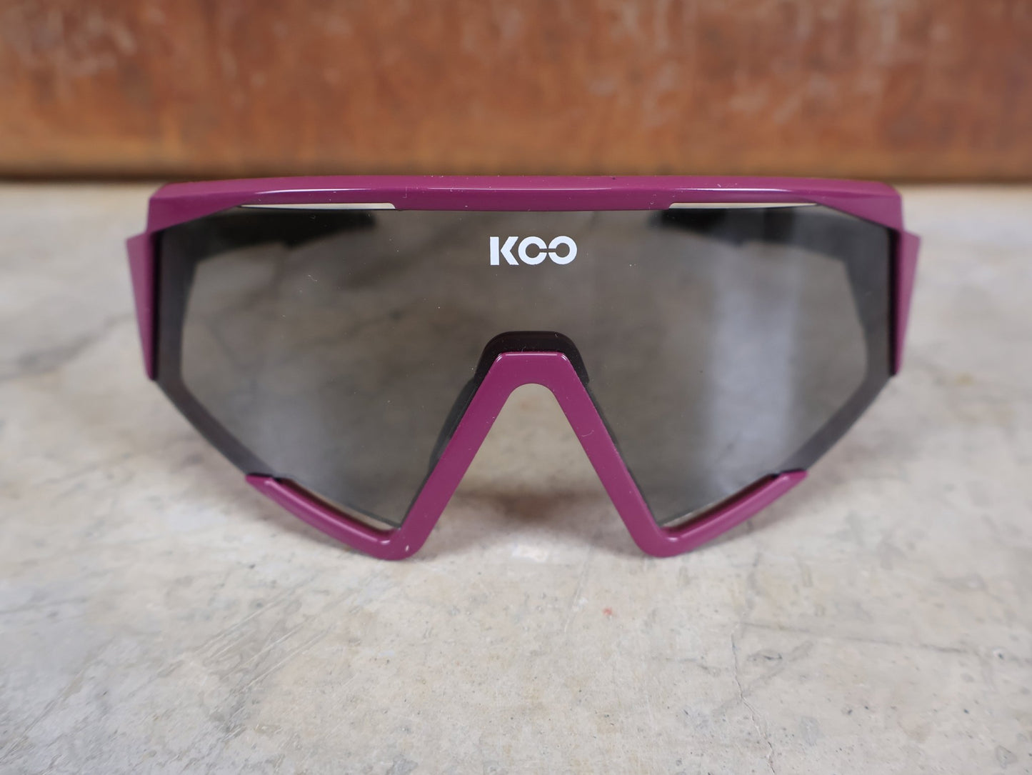 Brillen von Koo, KOO RED BULL - BORA HANSGROHE SPECTRO SONNENBRILLE / LEADER EDITION MAGLIA CICLAMINO vor USEDBIKES - OB.DE Hintergrund