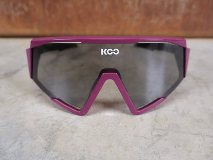 Brillen von Koo, KOO RED BULL - BORA HANSGROHE SPECTRO SONNENBRILLE / LEADER EDITION MAGLIA CICLAMINO vor USEDBIKES - OB.DE Hintergrund