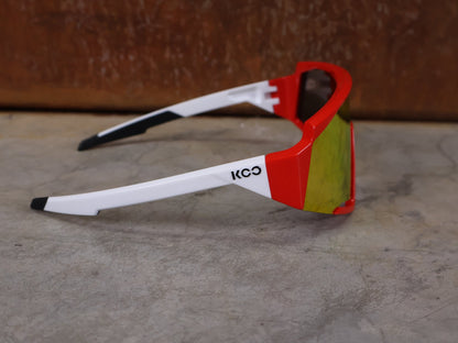 Brillen von Koo, KOO RED BULL - BORA HANSGROHE SPECTRO SONNENBRILLE / LEADER EDITION RED POLKA vor USEDBIKES - OB.DE Hintergrund