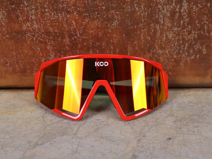 Brillen von Koo, KOO RED BULL - BORA HANSGROHE SPECTRO SONNENBRILLE / LEADER EDITION RED POLKA vor USEDBIKES - OB.DE Hintergrund