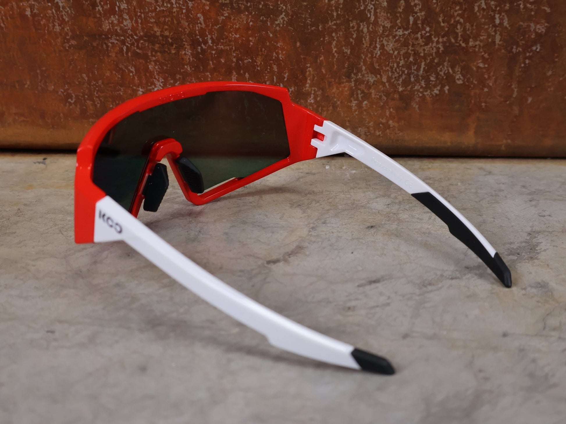 Brillen von Koo, KOO RED BULL - BORA HANSGROHE SPECTRO SONNENBRILLE / LEADER EDITION RED POLKA vor USEDBIKES - OB.DE Hintergrund