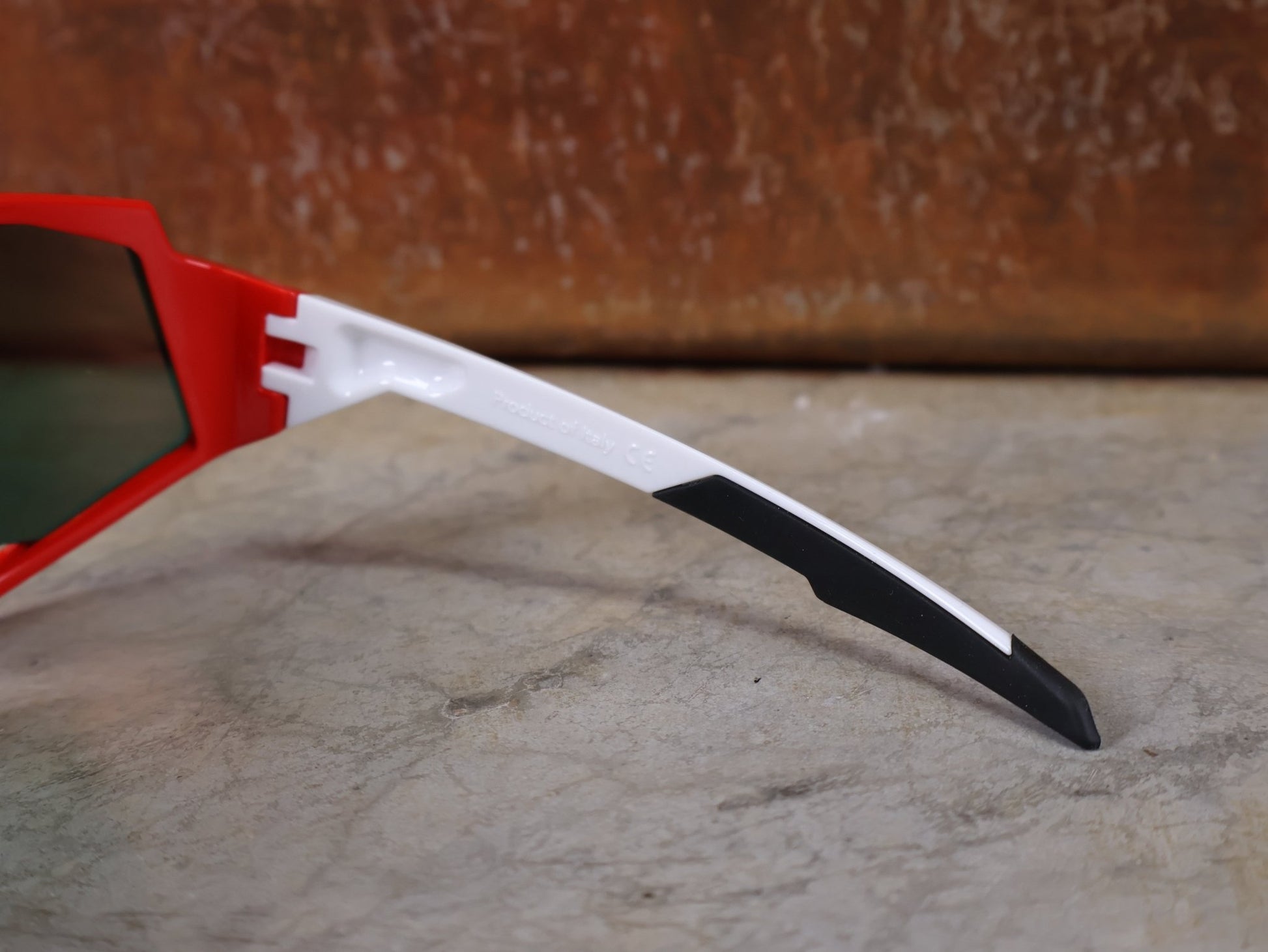 Brillen von Koo, KOO RED BULL - BORA HANSGROHE SPECTRO SONNENBRILLE / LEADER EDITION RED POLKA vor USEDBIKES - OB.DE Hintergrund