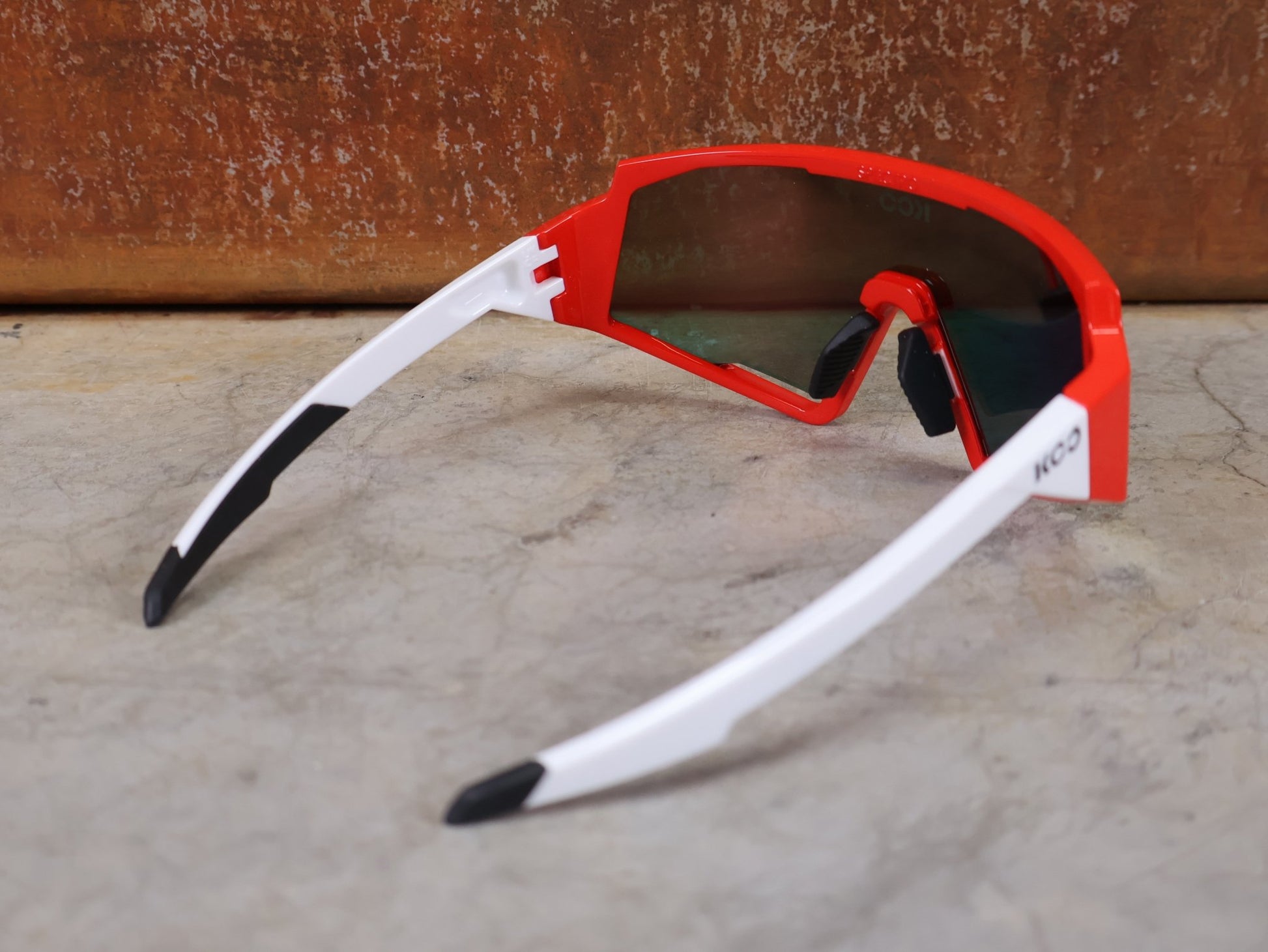 Brillen von Koo, KOO RED BULL - BORA HANSGROHE SPECTRO SONNENBRILLE / LEADER EDITION RED POLKA vor USEDBIKES - OB.DE Hintergrund