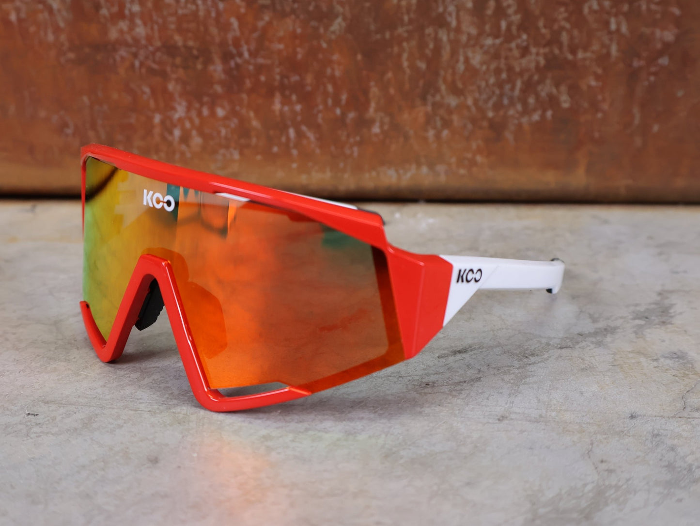 Brillen von Koo, KOO RED BULL - BORA HANSGROHE SPECTRO SONNENBRILLE / LEADER EDITION RED POLKA vor USEDBIKES - OB.DE Hintergrund