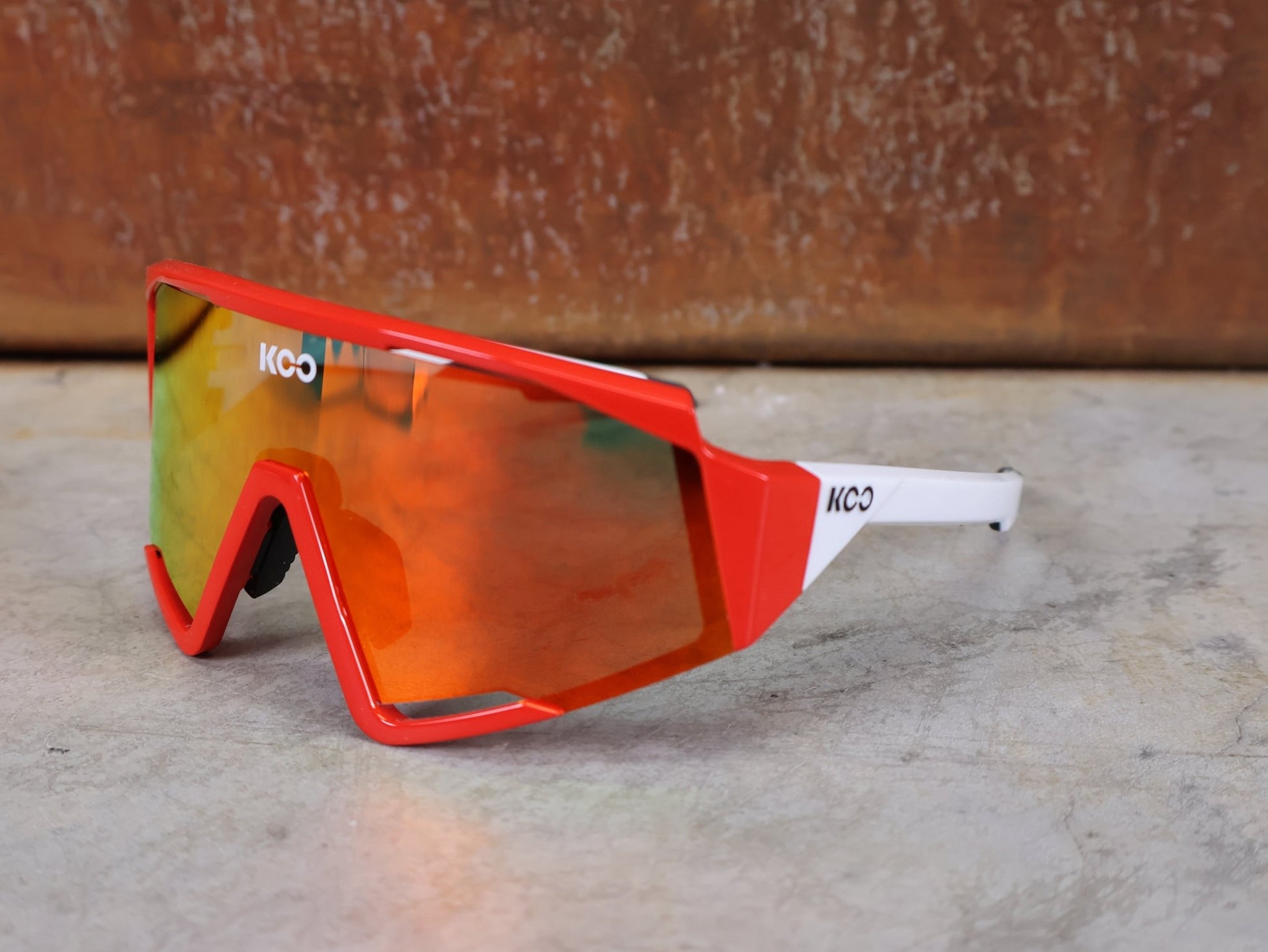 Brillen von Koo, KOO RED BULL - BORA HANSGROHE SPECTRO SONNENBRILLE / LEADER EDITION RED POLKA vor USEDBIKES - OB.DE Hintergrund