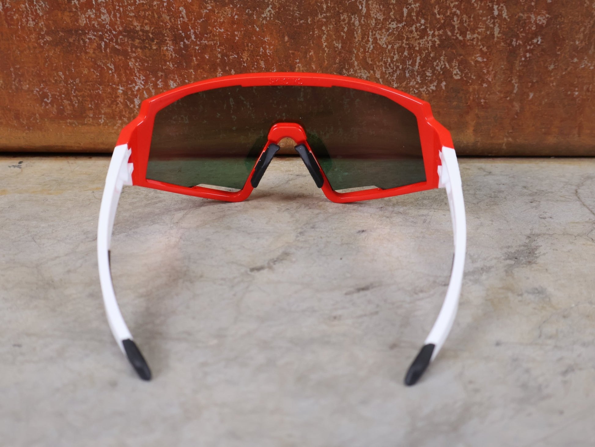 Brillen von Koo, KOO RED BULL - BORA HANSGROHE SPECTRO SONNENBRILLE / LEADER EDITION RED POLKA vor USEDBIKES - OB.DE Hintergrund