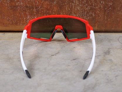 Brillen von Koo, KOO RED BULL - BORA HANSGROHE SPECTRO SONNENBRILLE / LEADER EDITION RED POLKA vor USEDBIKES - OB.DE Hintergrund
