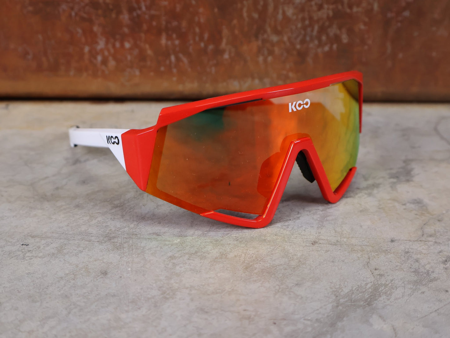 Brillen von Koo, KOO RED BULL - BORA HANSGROHE SPECTRO SONNENBRILLE / LEADER EDITION RED POLKA vor USEDBIKES - OB.DE Hintergrund