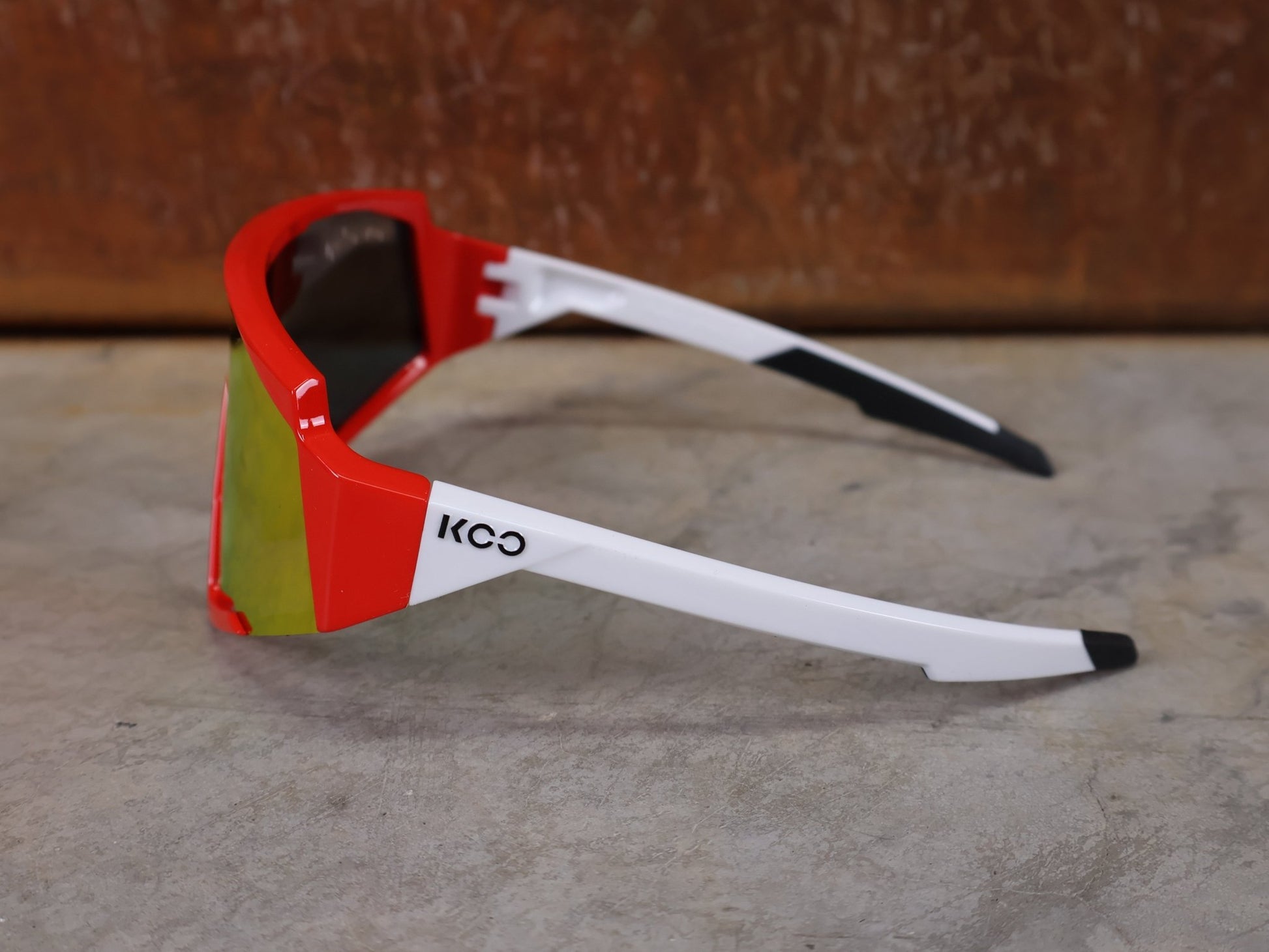 Brillen von Koo, KOO RED BULL - BORA HANSGROHE SPECTRO SONNENBRILLE / LEADER EDITION RED POLKA vor USEDBIKES - OB.DE Hintergrund