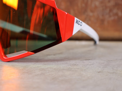 Brillen von Koo, KOO RED BULL - BORA HANSGROHE SPECTRO SONNENBRILLE / LEADER EDITION RED POLKA vor USEDBIKES - OB.DE Hintergrund