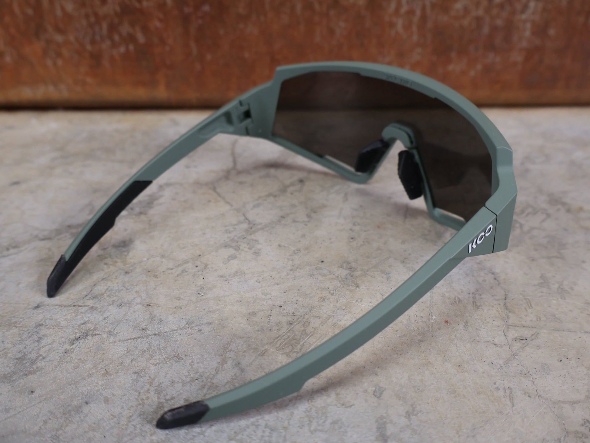 Brillen von Koo, KOO RED BULL - BORA HANSGROHE SPECTRO SONNENBRILLE / OLIVE GRÜN MATT vor USEDBIKES - OB.DE Hintergrund