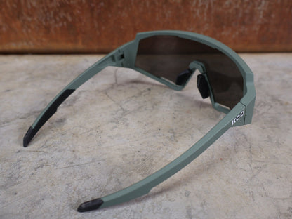 Brillen von Koo, KOO RED BULL - BORA HANSGROHE SPECTRO SONNENBRILLE / OLIVE GRÜN MATT vor USEDBIKES - OB.DE Hintergrund