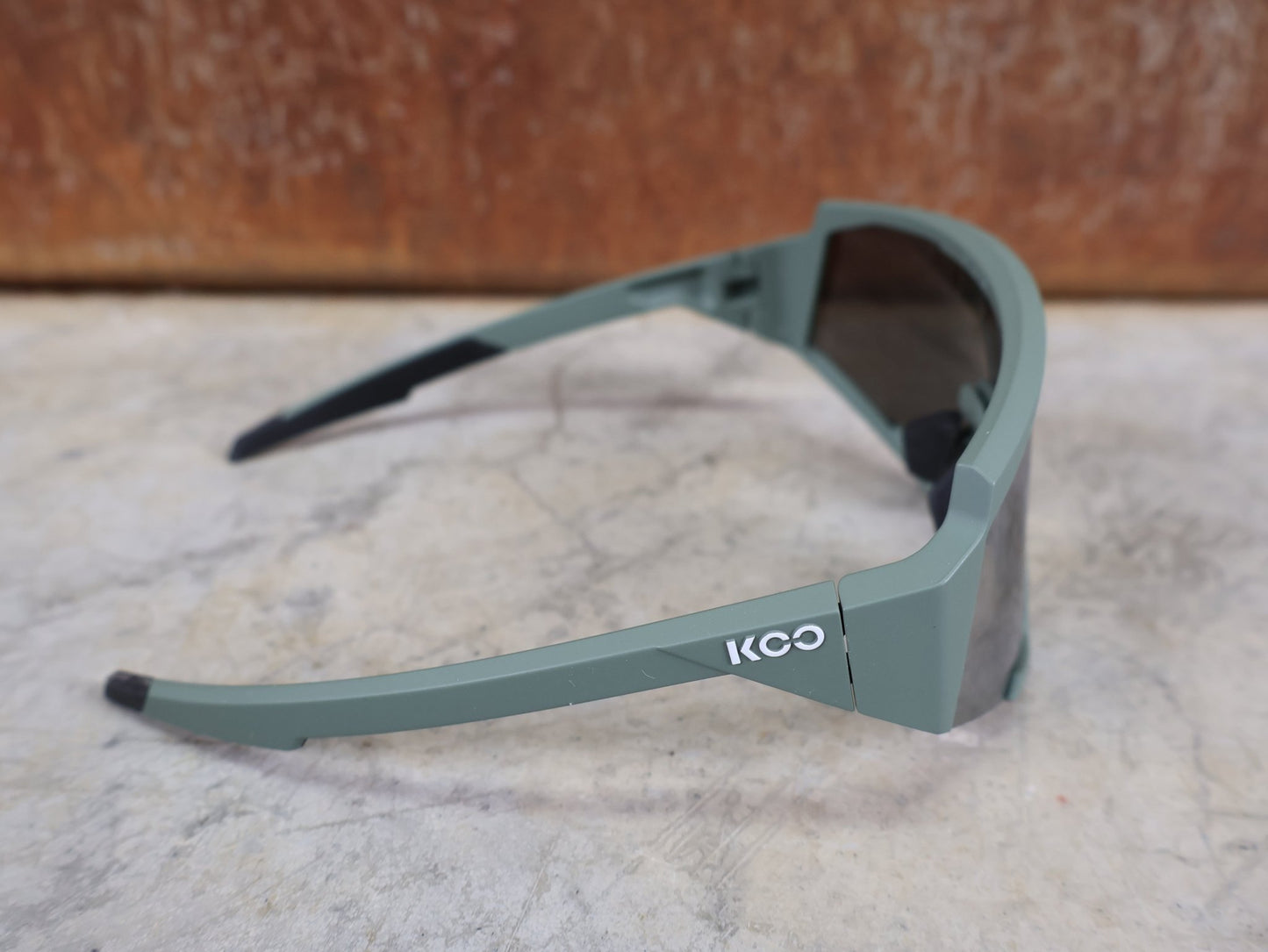 Brillen von Koo, KOO RED BULL - BORA HANSGROHE SPECTRO SONNENBRILLE / OLIVE GRÜN MATT vor USEDBIKES - OB.DE Hintergrund