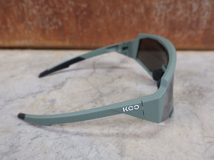 Brillen von Koo, KOO RED BULL - BORA HANSGROHE SPECTRO SONNENBRILLE / OLIVE GRÜN MATT vor USEDBIKES - OB.DE Hintergrund