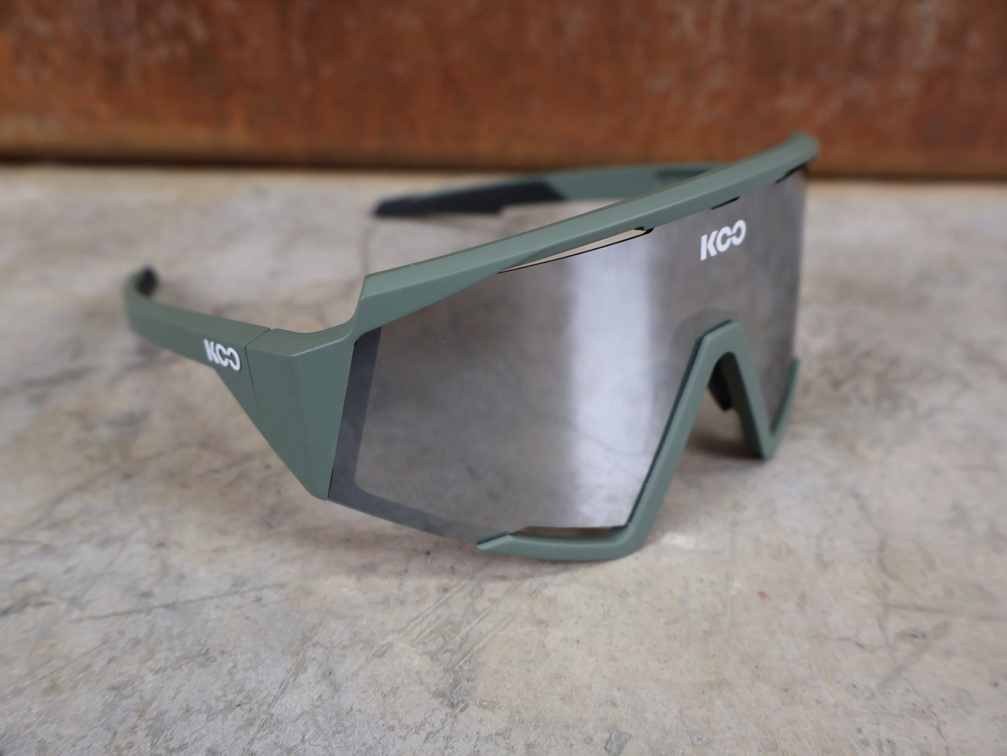 Brillen von Koo, KOO RED BULL - BORA HANSGROHE SPECTRO SONNENBRILLE / OLIVE GRÜN MATT vor USEDBIKES - OB.DE Hintergrund