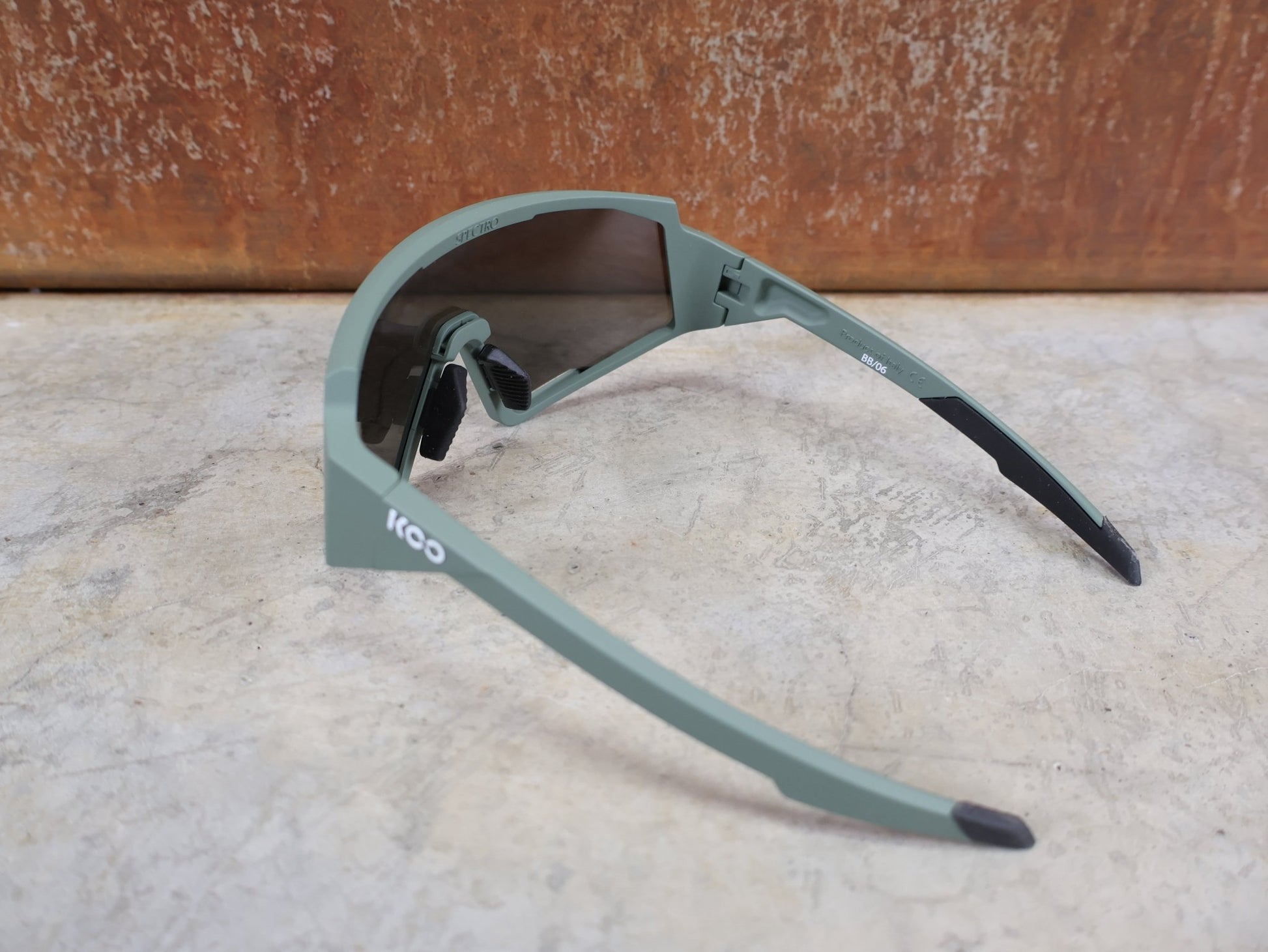 Brillen von Koo, KOO RED BULL - BORA HANSGROHE SPECTRO SONNENBRILLE / OLIVE GRÜN MATT vor USEDBIKES - OB.DE Hintergrund