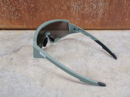 Brillen von Koo, KOO RED BULL - BORA HANSGROHE SPECTRO SONNENBRILLE / OLIVE GRÜN MATT vor USEDBIKES - OB.DE Hintergrund