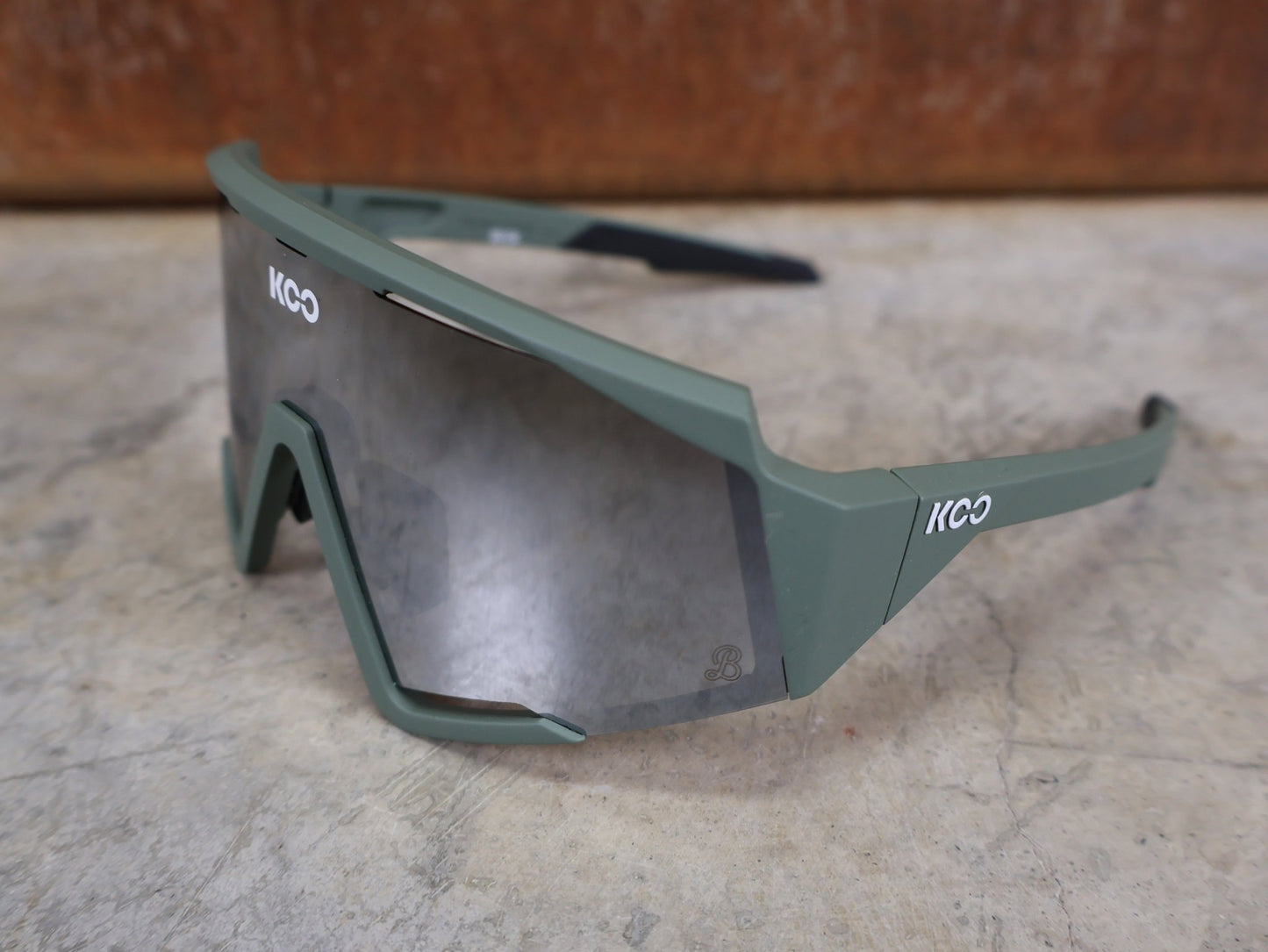 Brillen von Koo, KOO RED BULL - BORA HANSGROHE SPECTRO SONNENBRILLE / OLIVE GRÜN MATT vor USEDBIKES - OB.DE Hintergrund