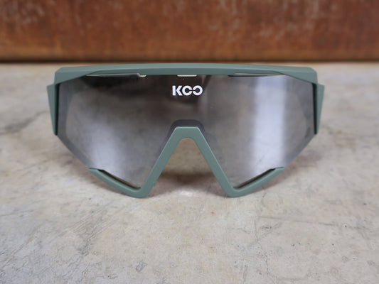 Brillen von Koo, KOO RED BULL - BORA HANSGROHE SPECTRO SONNENBRILLE / OLIVE GRÜN MATT vor USEDBIKES - OB.DE Hintergrund