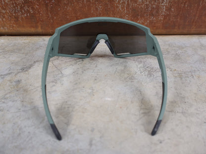 Brillen von Koo, KOO RED BULL - BORA HANSGROHE SPECTRO SONNENBRILLE / OLIVE GRÜN MATT vor USEDBIKES - OB.DE Hintergrund