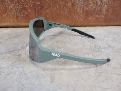 Brillen von Koo, KOO RED BULL - BORA HANSGROHE SPECTRO SONNENBRILLE / OLIVE GRÜN MATT vor USEDBIKES - OB.DE Hintergrund