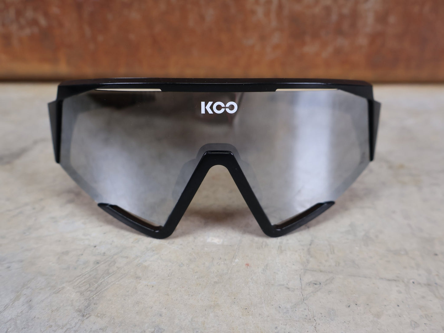 Brillen von Koo, KOO RED BULL - BORA HANSGROHE SPECTRO SONNENBRILLE / SCHWARZ GLANZ vor USEDBIKES - OB.DE Hintergrund