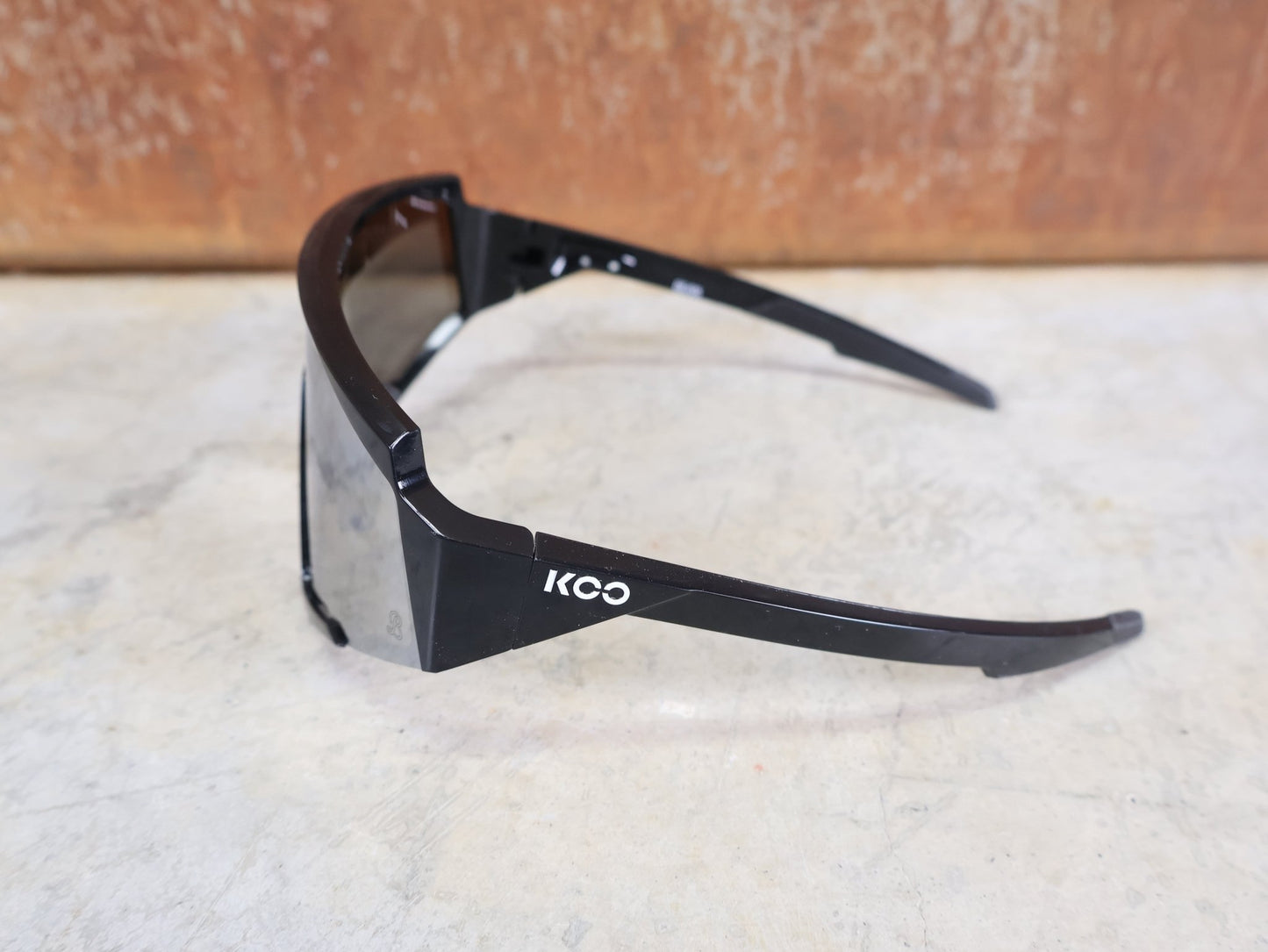 Brillen von Koo, KOO RED BULL - BORA HANSGROHE SPECTRO SONNENBRILLE / SCHWARZ GLANZ vor USEDBIKES - OB.DE Hintergrund