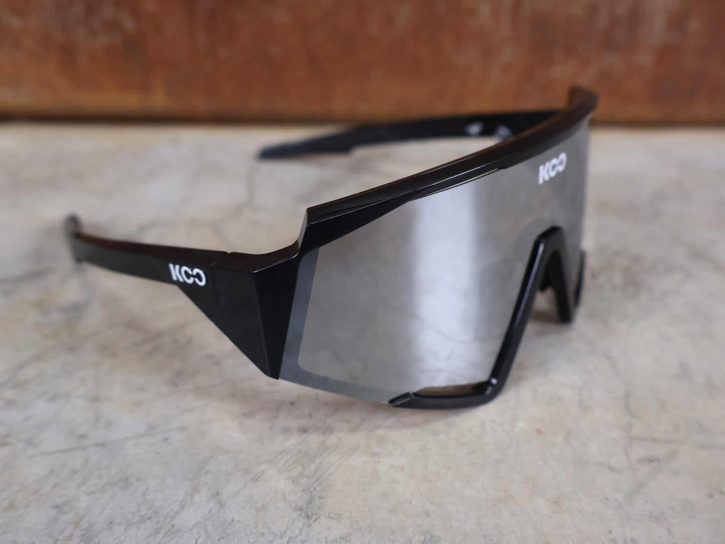 Brillen von Koo, KOO RED BULL - BORA HANSGROHE SPECTRO SONNENBRILLE / SCHWARZ GLANZ vor USEDBIKES - OB.DE Hintergrund