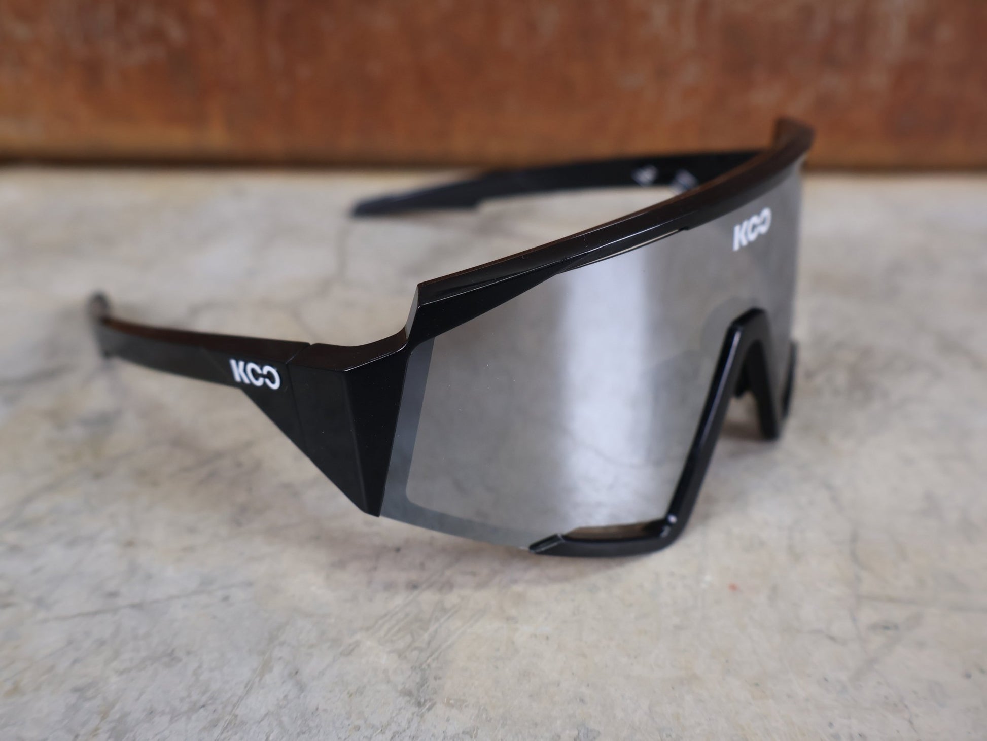 Brillen von Koo, KOO RED BULL - BORA HANSGROHE SPECTRO SONNENBRILLE / SCHWARZ GLANZ vor USEDBIKES - OB.DE Hintergrund