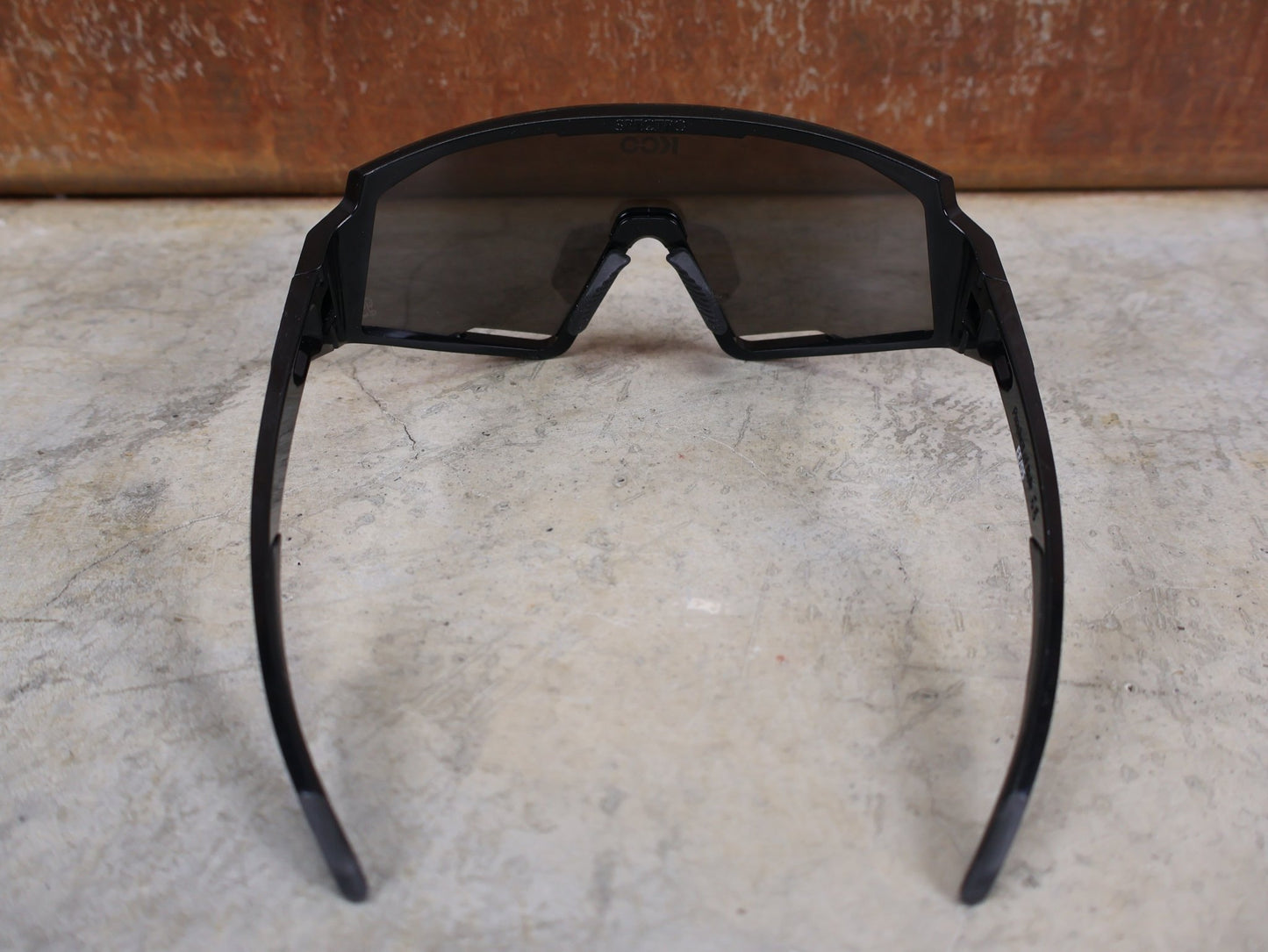 Brillen von Koo, KOO RED BULL - BORA HANSGROHE SPECTRO SONNENBRILLE / SCHWARZ GLANZ vor USEDBIKES - OB.DE Hintergrund