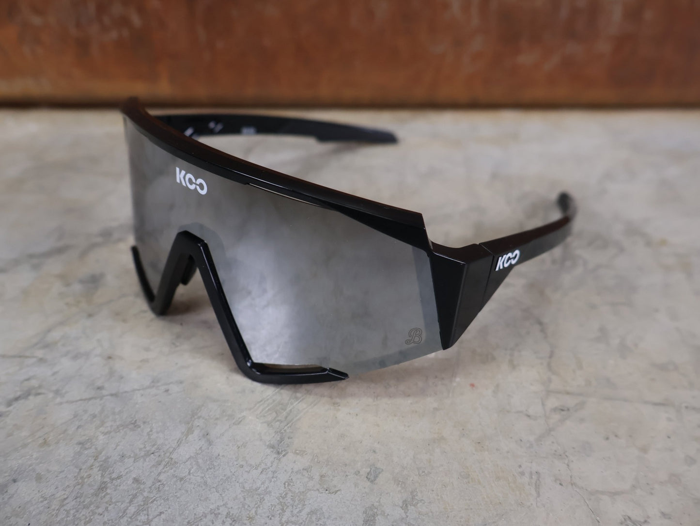 Brillen von Koo, KOO RED BULL - BORA HANSGROHE SPECTRO SONNENBRILLE / SCHWARZ GLANZ vor USEDBIKES - OB.DE Hintergrund