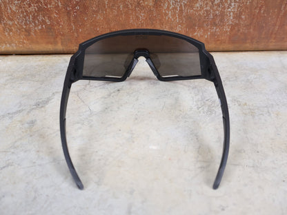 Brillen von Koo, KOO RED BULL - BORA HANSGROHE SPECTRO SONNENBRILLE / SCHWARZ MATT vor USEDBIKES - OB.DE Hintergrund