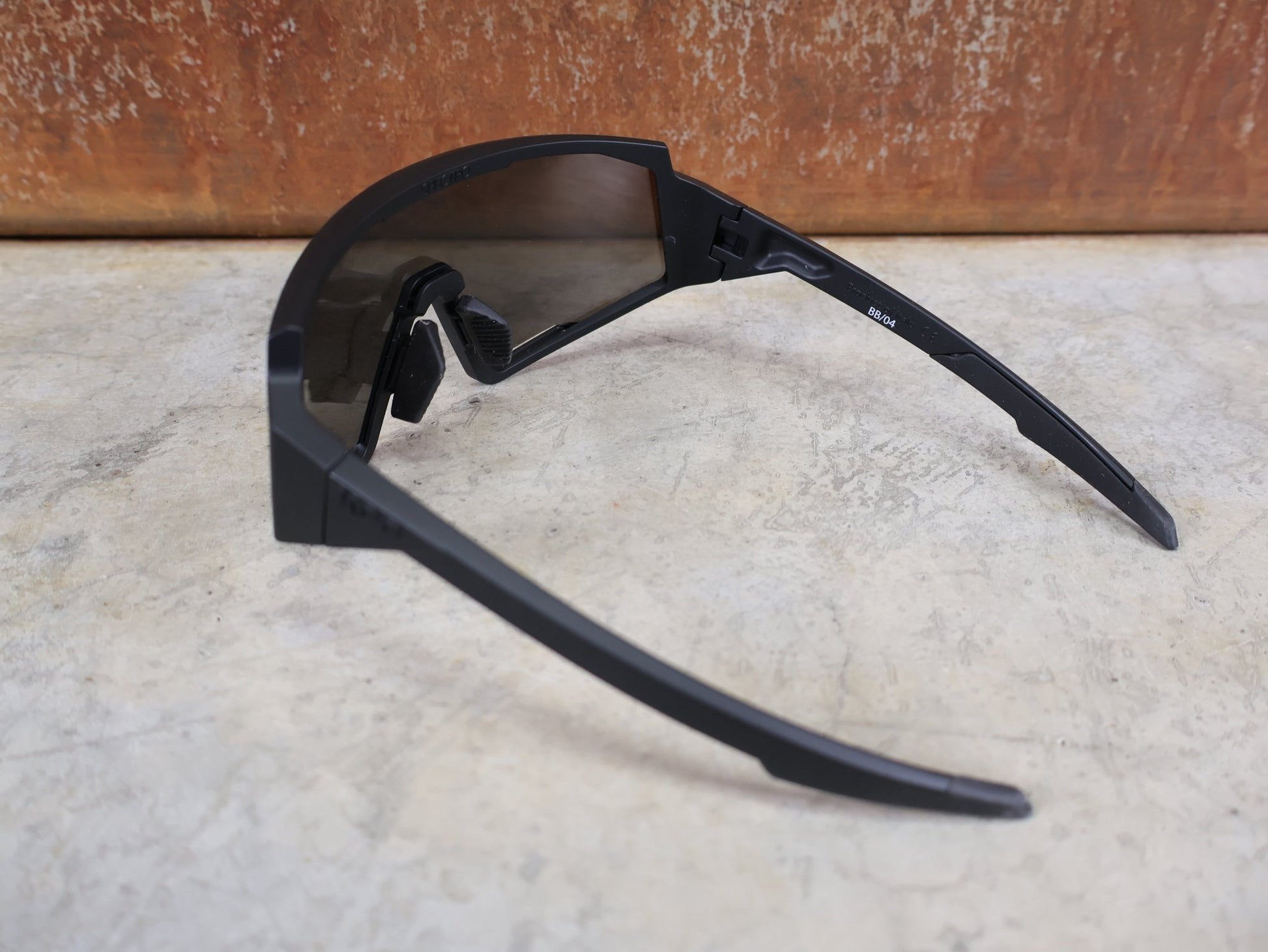 Brillen von Koo, KOO RED BULL - BORA HANSGROHE SPECTRO SONNENBRILLE / SCHWARZ MATT vor USEDBIKES - OB.DE Hintergrund