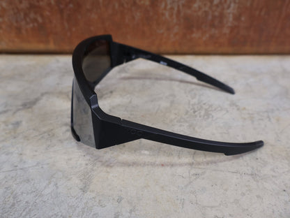 Brillen von Koo, KOO RED BULL - BORA HANSGROHE SPECTRO SONNENBRILLE / SCHWARZ MATT vor USEDBIKES - OB.DE Hintergrund