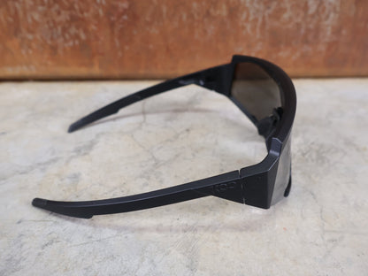 Brillen von Koo, KOO RED BULL - BORA HANSGROHE SPECTRO SONNENBRILLE / SCHWARZ MATT vor USEDBIKES - OB.DE Hintergrund