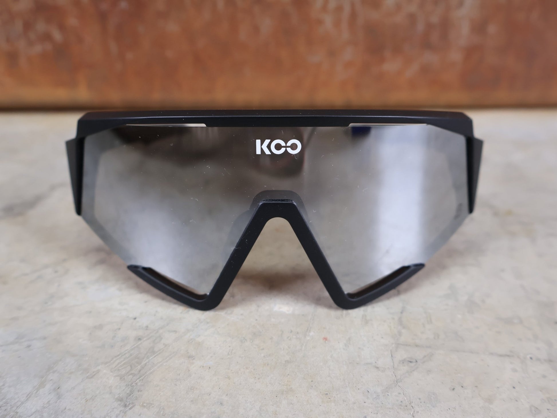 Brillen von Koo, KOO RED BULL - BORA HANSGROHE SPECTRO SONNENBRILLE / SCHWARZ MATT vor USEDBIKES - OB.DE Hintergrund